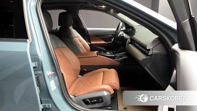 BMW 5 Series (G60) 2024 Небесно-голубой из Кореи, фото 2