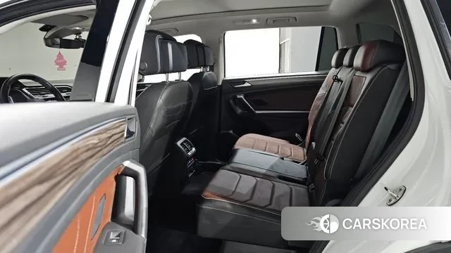 Volkswagen Tiguan Allspace 2023 Белый из Кореи, фото 2