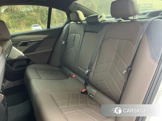 BMW 5 Series (G60) 2023 Белый из Кореи, фото 2