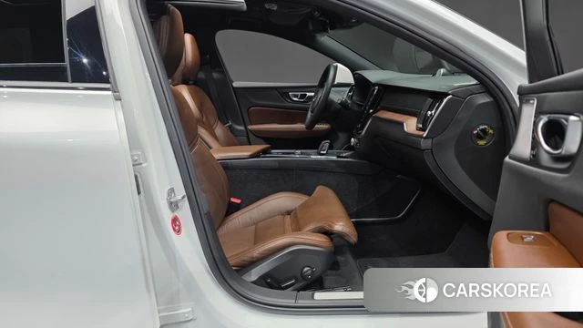 Volvo V60 Cross-Country 2nd Generation 2021 Белый из Кореи, фото 2