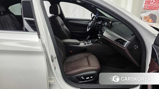 BMW 5 Series (G30) 2019 Белый из Кореи, фото 2