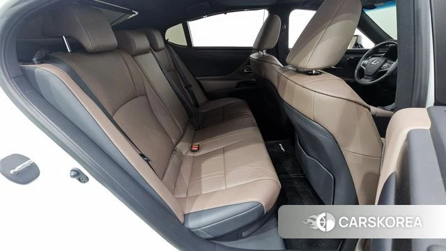 Lexus ES300h 7th generation 2025 Белый из Кореи, фото 2