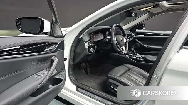 BMW 5 Series (G30) 2020 Белый из Кореи, фото 2