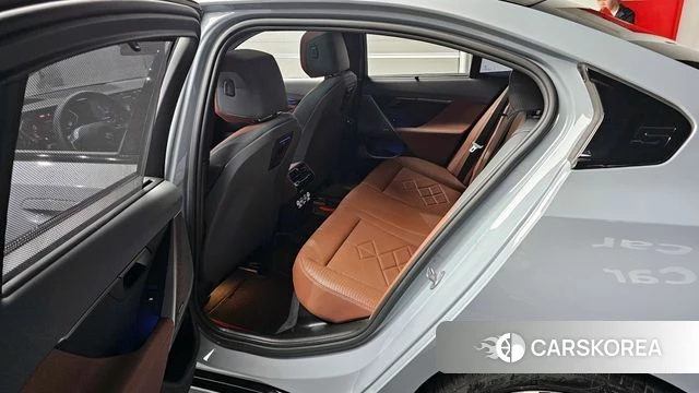 BMW 5 Series (G60) 2024 Серебристо-серый из Кореи, фото 2