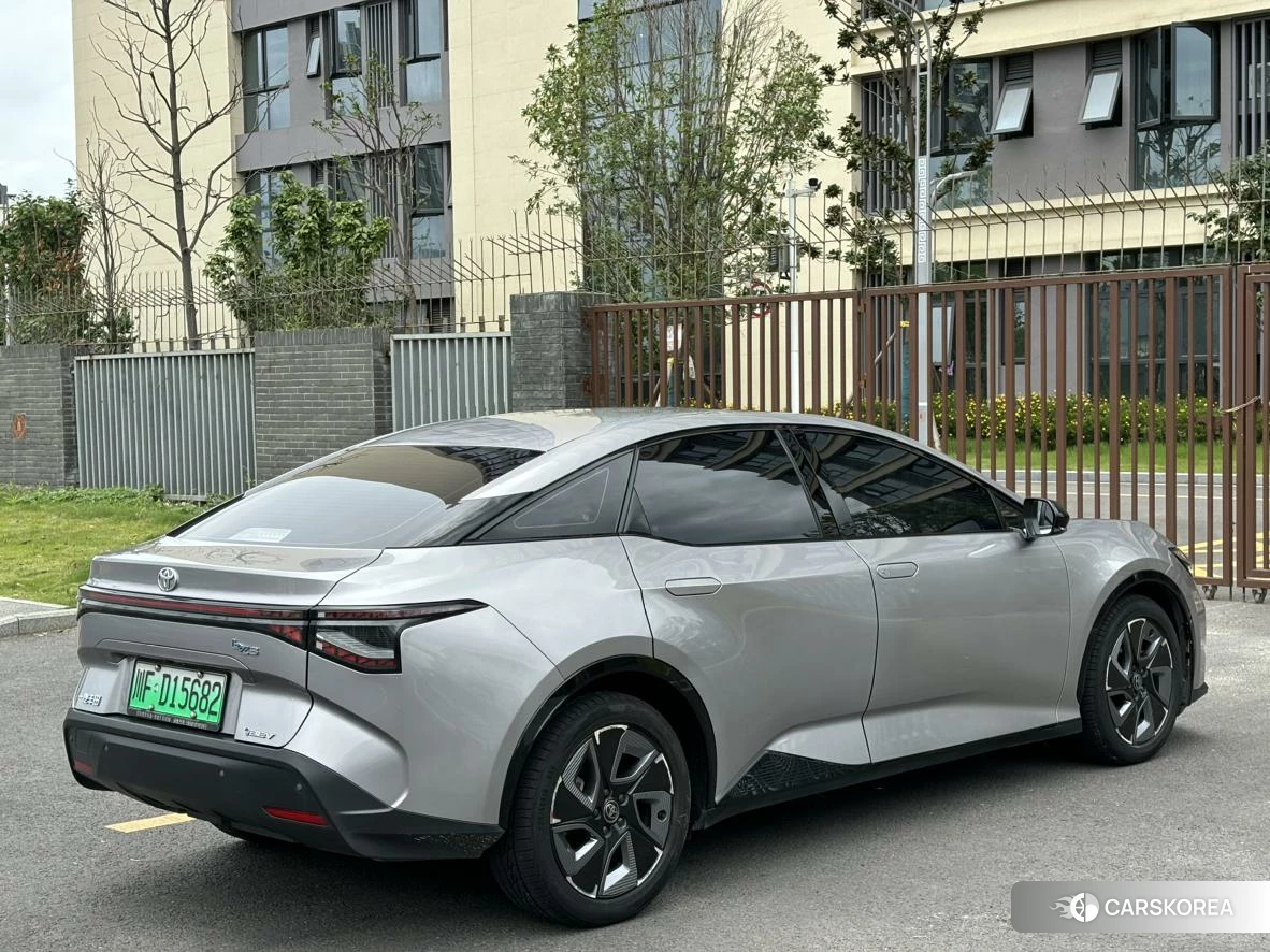 Toyota bZ3 2024 Темно-серый из Китая, фото 2
