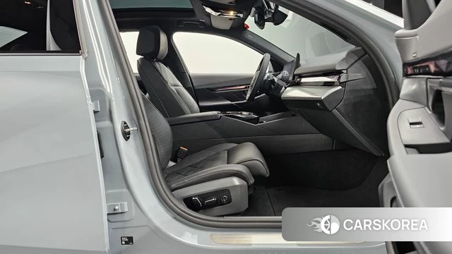 BMW 5 Series (G60) 2025 Серебристо-серый из Кореи, фото 2