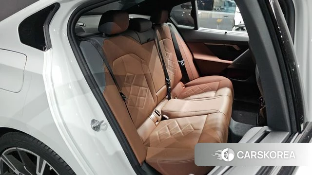BMW 5 Series (G60) 2025 Белый из Кореи, фото 2
