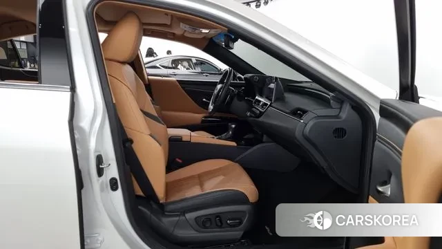 Lexus ES300h 7th generation 2024 Белый из Кореи, фото 2