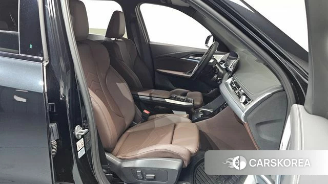 BMW iX1 (U11) 2024 Черный из Кореи, фото 2
