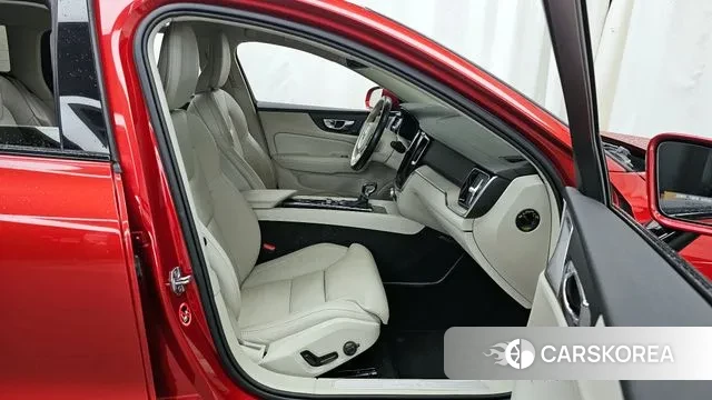 Volvo V60 Cross-Country 2nd Generation 2019 Красный из Кореи, фото 2