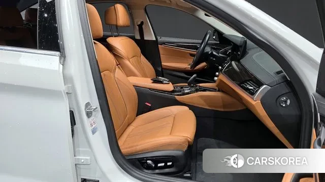 BMW 5 Series (G30) 2021 Белый из Кореи, фото 2