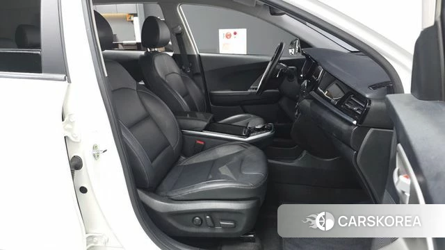 Kia Niro Plus 2022 Белый из Кореи, фото 2