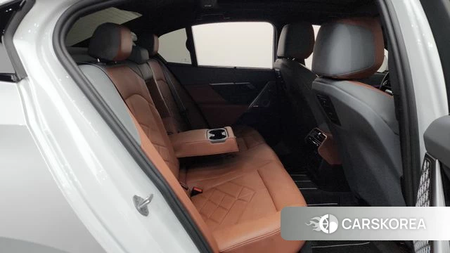 BMW 5 Series (G60) 2025 Белый из Кореи, фото 2