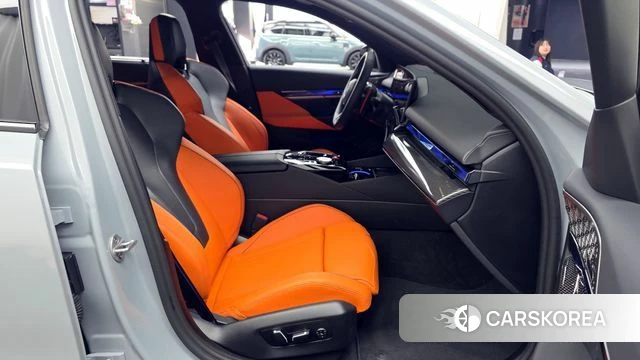 BMW M5 (G90) 2025 Серебристо-серый из Кореи, фото 2