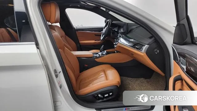 BMW 5 Series (G30) 2022 Белый из Кореи, фото 2