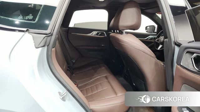BMW i4 2023 Светло-серебряный цвет из Кореи, фото 2