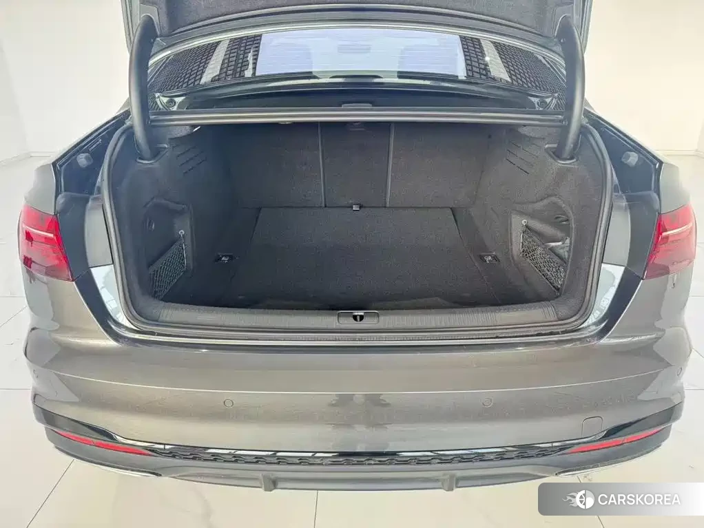 Audi A4L 2025 Silver/gray из Китая, фото 2