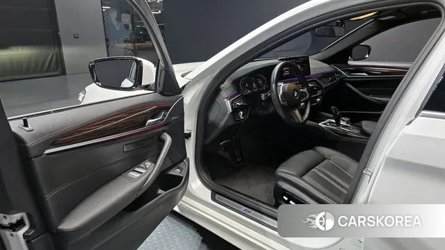 BMW 5 Series (G30) 2022 Белый из Кореи, фото 2