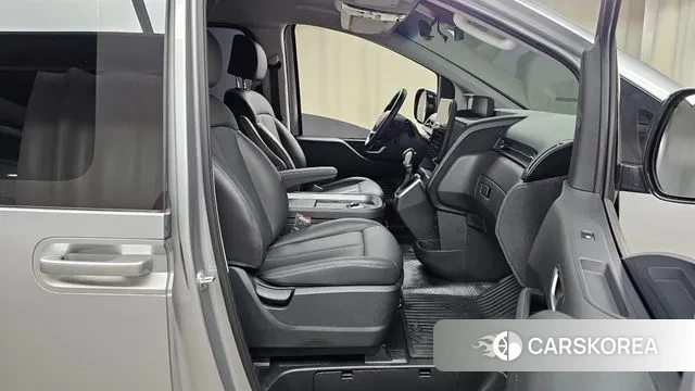 Hyundai Staria 2025 Серебристо-серый из Кореи, фото 2