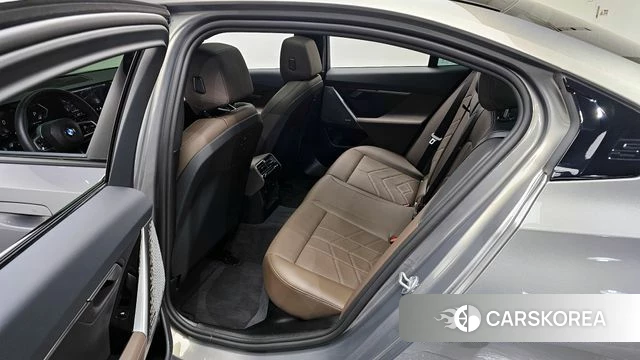 BMW 5 Series (G60) 2025 Песочный из Кореи, фото 2