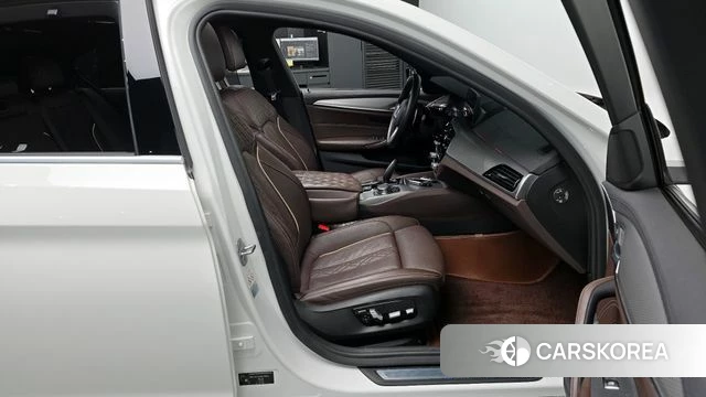 BMW 5 Series (G30) 2019 Белый из Кореи, фото 2