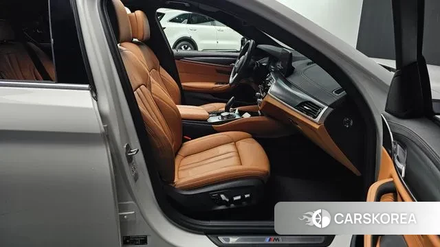 BMW 5 Series (G30) 2023 Белый из Кореи, фото 2