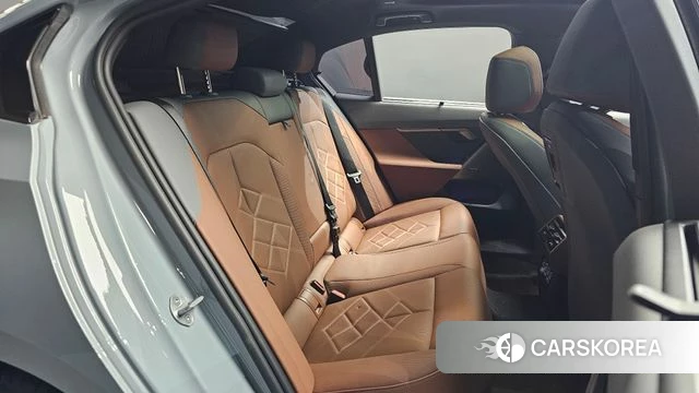 BMW 5 Series (G60) 2026 Цвет галактики из Кореи, фото 2