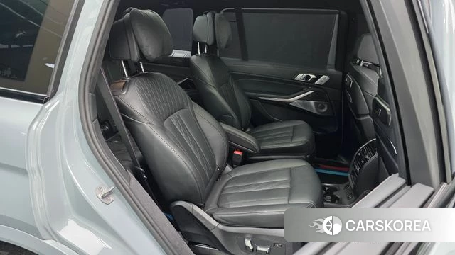 BMW X7 (G07) 2024 Серебристо-серый из Кореи, фото 2