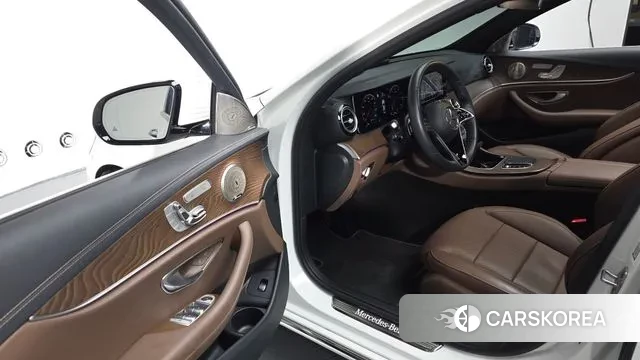 Mercedes-Benz E-Class W213 2023 Белый из Кореи, фото 2