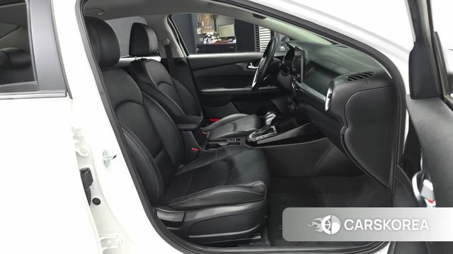 Kia The New K3 2nd generation 2023 Белый из Кореи, фото 2