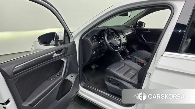 Volkswagen Tiguan second Generation 2020 Белый из Кореи, фото 2