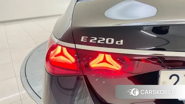 Mercedes-Benz E-Class W214 2024 Черный из Кореи, фото 2