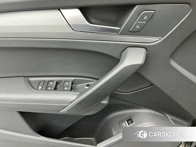 Audi Q5L 2021 Черный из Китая, фото 2