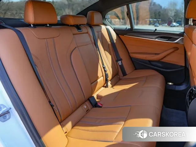 BMW 5 Series (G30) 2023 Белый из Кореи, фото 2