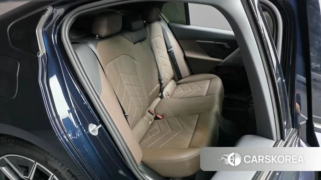 BMW 5 Series (G60) 2025 Черный из Кореи, фото 2