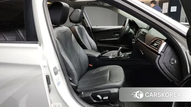 BMW 3 Series (F30) 2018 Белый из Кореи, фото 2