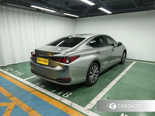 Lexus ES 2021 Темно-серый из Китая, фото 2