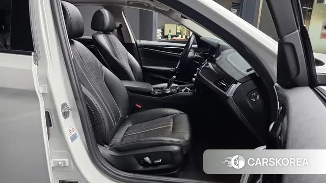 BMW 5 Series (G30) 2019 Белый из Кореи, фото 2