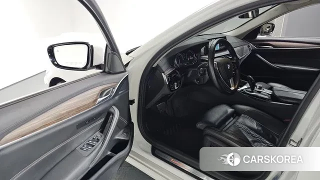 BMW 5 Series (G30) 2018 Белый из Кореи, фото 2