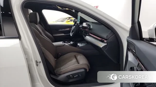 BMW 5 Series (G60) 2025 Белый из Кореи, фото 2