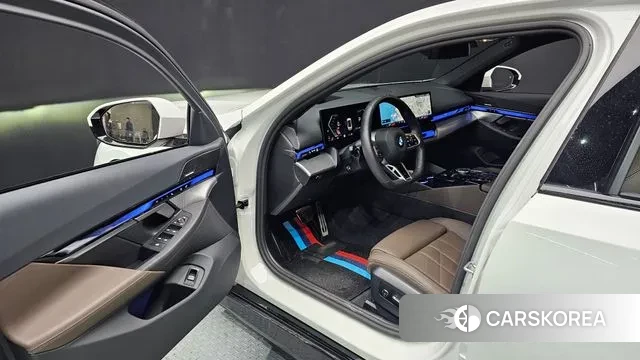 BMW 5 Series (G60) 2025 Белый из Кореи, фото 2