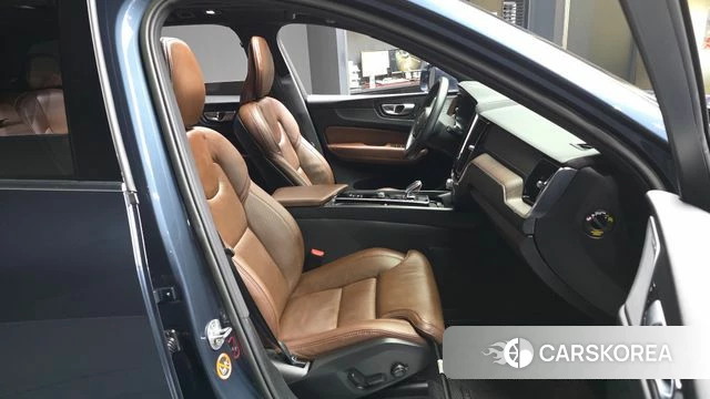 Volvo XC60 second Generation 2022 Синий из Кореи, фото 2