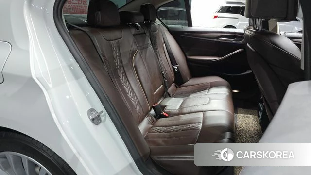 BMW 5 Series (G30) 2018 Белый из Кореи, фото 2