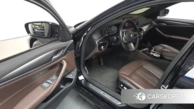 BMW 5 Series (G30) 2023 Черный из Кореи, фото 2