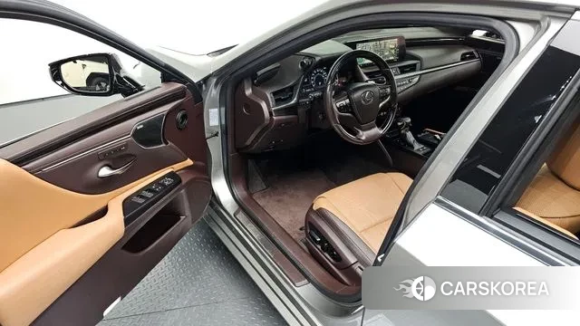 Lexus ES300h 7th generation 2021 Песочный из Кореи, фото 2