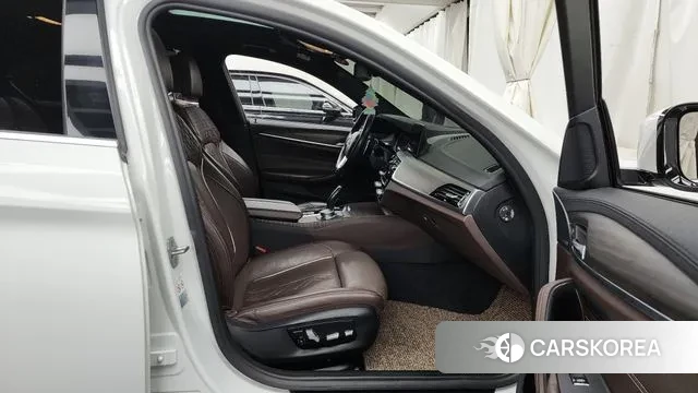 BMW 5 Series (G30) 2018 Белый из Кореи, фото 2