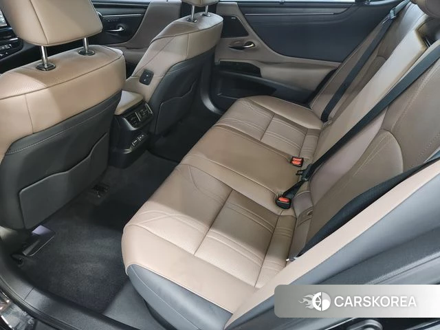 Lexus ES300h 7th generation 2023 Черный из Кореи, фото 2