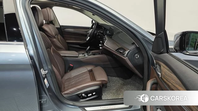 BMW 5 Series (G30) 2018 Серебристо-серый из Кореи, фото 2
