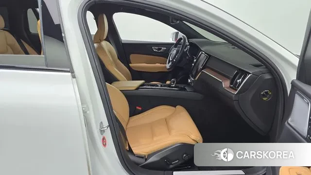 Volvo V60 Cross-Country 2nd Generation 2021 Белый из Кореи, фото 2