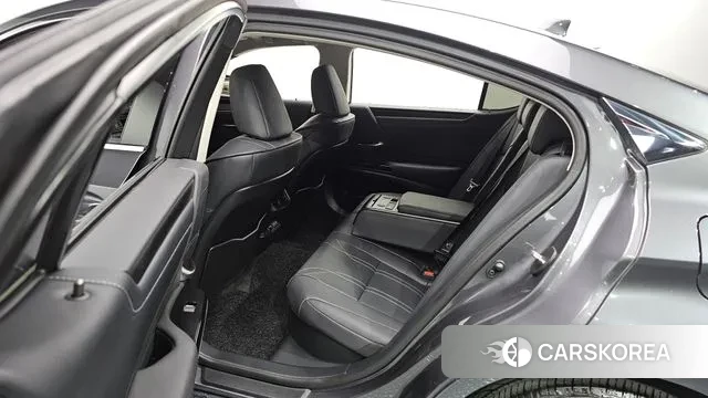 Lexus ES300h 7th generation 2023 Серый из Кореи, фото 2